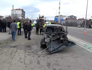 Samsun’da Aydınlatma Direğine Çarpan Otomobil Hurdaya Döndü, 2 Yaralı