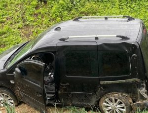 Bafra’da Kontrolden Çıkan Araç Tarlaya Devrildi: Sürücü Yaralı