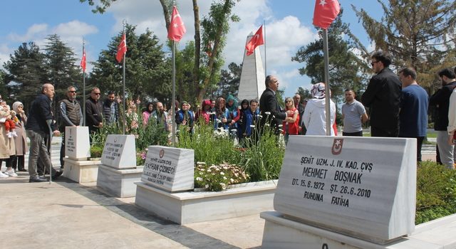 Bafra’da Gençlerden Şehitliğe Duygusal Ziyaret