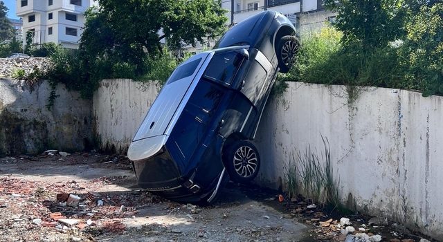Samsun’da Korkutan Kaza: Cip İstinat Duvarından Düştü, 2 Yaralı