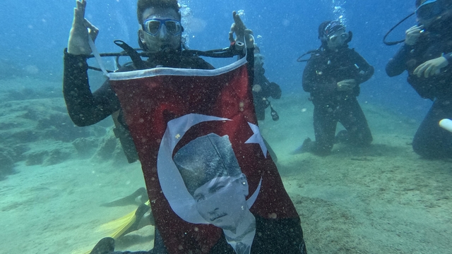 Samsunlu Gençlerden 19 Mayıs’ta Anlamlı Dalış: Akdeniz’in Derinliklerinde Bayrak Açtılar